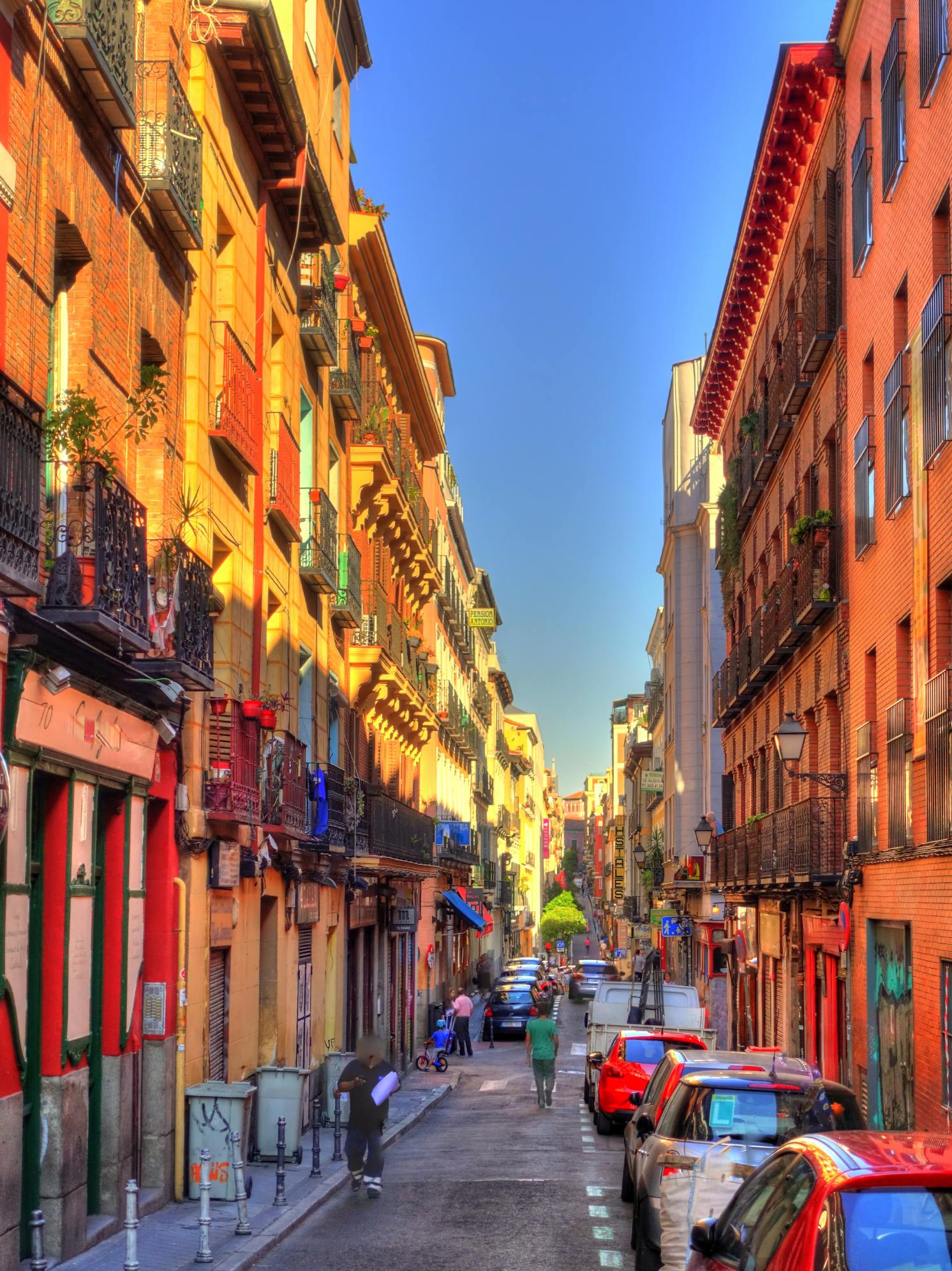 Calle vibrante de Madrid con arquitectura colorida